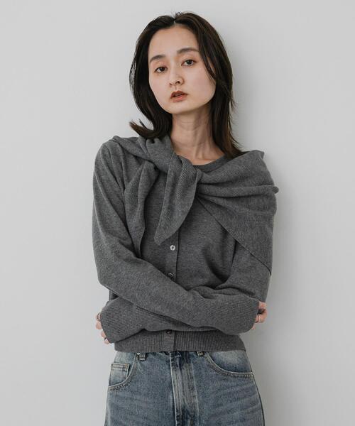 SENSE OF PLACE by URBAN RESEARCH(センスオブプレイスバイアーバンリサーチ)の「『洗濯可』スカーフツキニットカーディガン(カーディガン/ボレロ・レディース・レッド/ブラウン/アイボリー/グレー・ONE)」の1枚目の写真