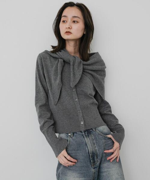 SENSE OF PLACE by URBAN RESEARCH(センスオブプレイスバイアーバンリサーチ)の「『洗濯可』スカーフツキニットカーディガン(カーディガン/ボレロ・レディース・レッド/ブラウン/アイボリー/グレー・ONE)」の6枚目の写真