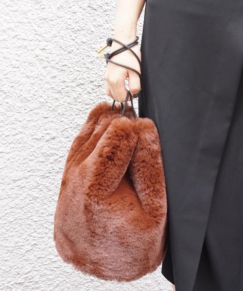 ODETTE E ODILE(オデットエオディール)の「O フェイクファー キンチャクバッグ(ハンドバッグ・レディース・ライトグレー/ダークブラウン/ベージュ/ピンク/ワイン/グレー・FREE)」の4枚目の写真