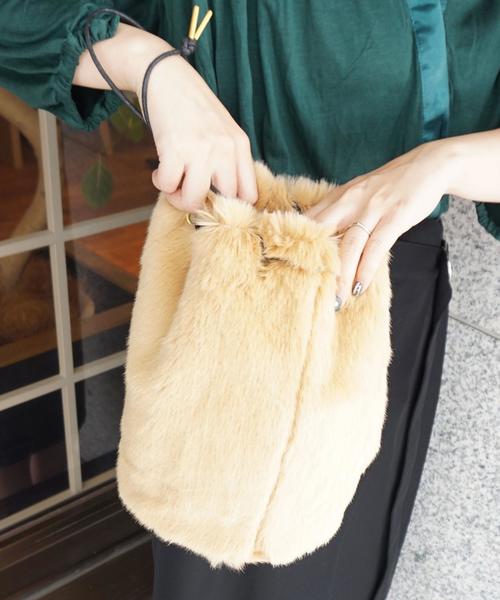 ODETTE E ODILE(オデットエオディール)の「O フェイクファー キンチャクバッグ(ハンドバッグ・レディース・ライトグレー/ダークブラウン/ベージュ/ピンク/ワイン/グレー・FREE)」の5枚目の写真