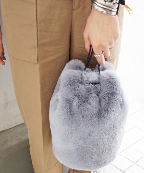 ODETTE E ODILE(オデットエオディール)の「O フェイクファー キンチャクバッグ(ハンドバッグ・レディース・ライトグレー/ダークブラウン/ベージュ/ピンク/ワイン/グレー・FREE)」の2枚目の写真