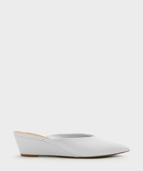 CHARLES & KEITH(チャールズ & キース)の「ブイウェッジムール / V WEDGE MULES(スリッポン・レディース・ホワイト/ブラック/ネイビー・23cm/25cm/24.5cm/22.5cm/23.5cm)」の2枚目の写真