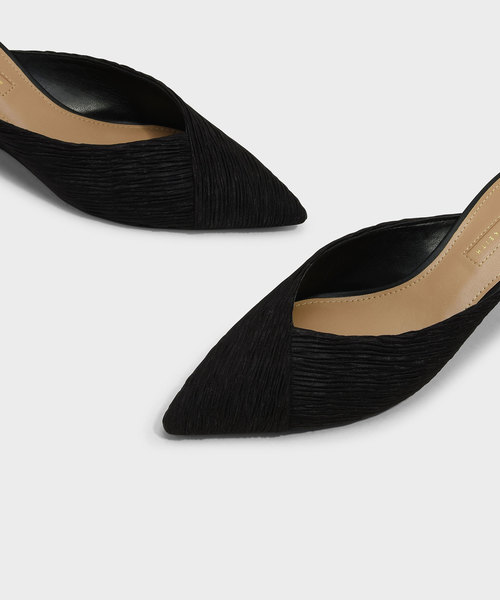 CHARLES & KEITH(チャールズ & キース)の「ブイウェッジムール / V WEDGE MULES(スリッポン・レディース・ホワイト/ブラック/ネイビー・23cm/25cm/24.5cm/22.5cm/23.5cm)」の7枚目の写真