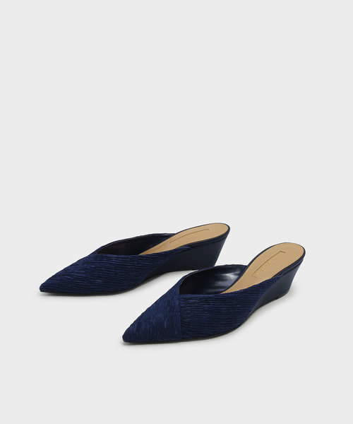 CHARLES & KEITH(チャールズ & キース)の「ブイウェッジムール / V WEDGE MULES(スリッポン・レディース・ホワイト/ブラック/ネイビー・23cm/25cm/24.5cm/22.5cm/23.5cm)」の11枚目の写真