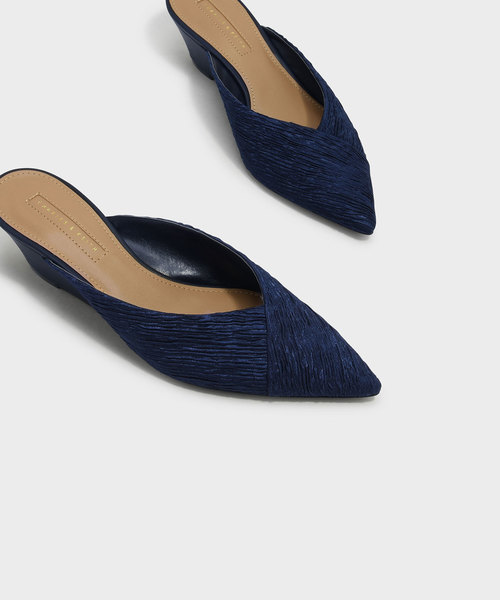 CHARLES & KEITH(チャールズ & キース)の「ブイウェッジムール / V WEDGE MULES(スリッポン・レディース・ホワイト/ブラック/ネイビー・23cm/25cm/24.5cm/22.5cm/23.5cm)」の13枚目の写真