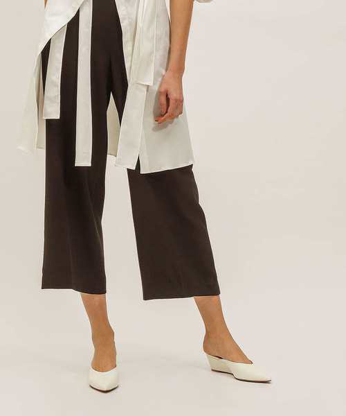 CHARLES & KEITH(チャールズ & キース)の「ブイウェッジムール / V WEDGE MULES(スリッポン・レディース・ホワイト/ブラック/ネイビー・23cm/25cm/24.5cm/22.5cm/23.5cm)」の16枚目の写真