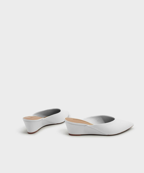 CHARLES & KEITH(チャールズ & キース)の「ブイウェッジムール / V WEDGE MULES(スリッポン・レディース・ホワイト/ブラック/ネイビー・23cm/25cm/24.5cm/22.5cm/23.5cm)」の18枚目の写真