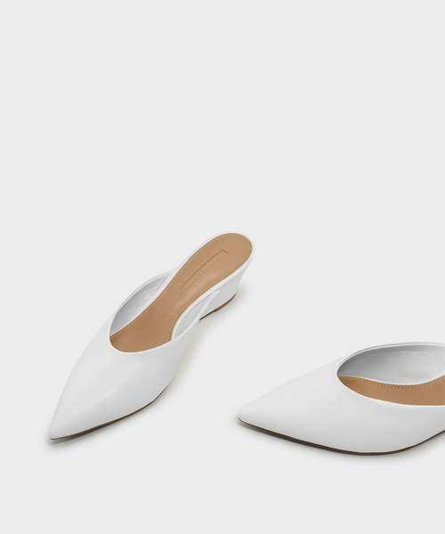 CHARLES & KEITH(チャールズ & キース)の「ブイウェッジムール / V WEDGE MULES(スリッポン・レディース・ホワイト/ブラック/ネイビー・23cm/25cm/24.5cm/22.5cm/23.5cm)」の19枚目の写真