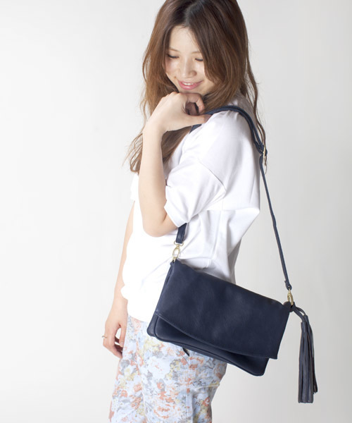 NANO universe（ナノユニバース）の「ショルダー付フリンジクラッチ（クラッチバッグ・レディース・ベージュ/ネイビー/イエロー・FREE）」の2枚目の写真