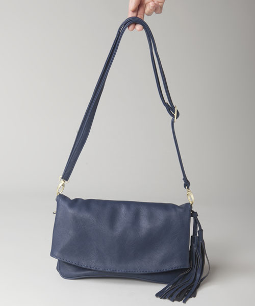 NANO universe（ナノユニバース）の「ショルダー付フリンジクラッチ（クラッチバッグ・レディース・ベージュ/ネイビー/イエロー・FREE）」の4枚目の写真