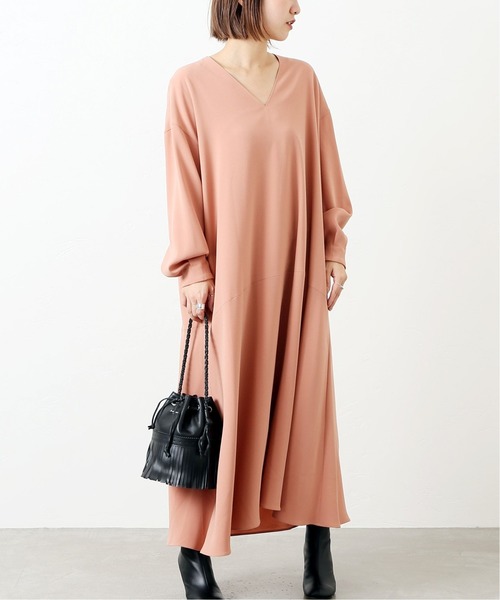 journal standard L'essage(ジャーナルスタンダードレサージュ)の「バックサテンVネックワンピース(ワンピース・レディース・ブラック/ピンク系その他・FREE)」の2枚目の写真