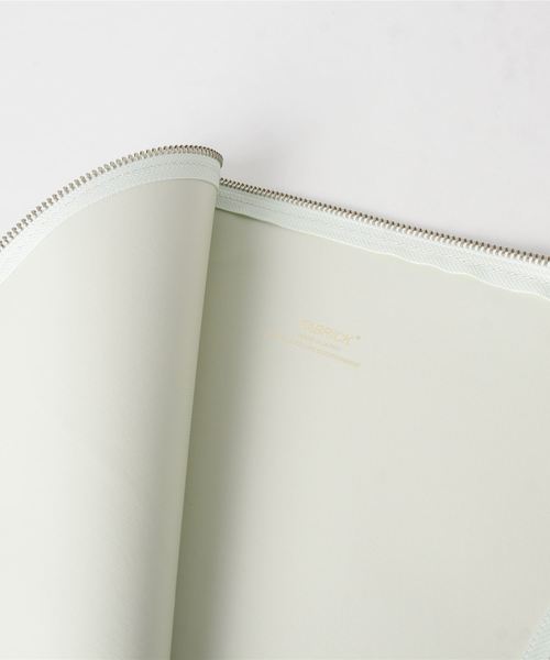 FABRICK(ファブリック)の「FABRICK【Aimi Odawara】DOCUMENT CASE A4(クラッチバッグ・メンズ・マルチ・ONE SIZE)」の4枚目の写真