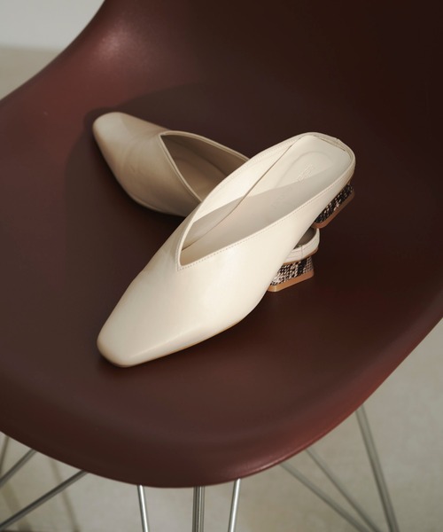 prose verse（プロズヴェール）の「柄ヒールVカットミュール（パンプス・レディース・アイボリー/ゴールド/モカ/ブラック・SMALL/MEDIUM/LARGE/LL）」の7枚目の写真