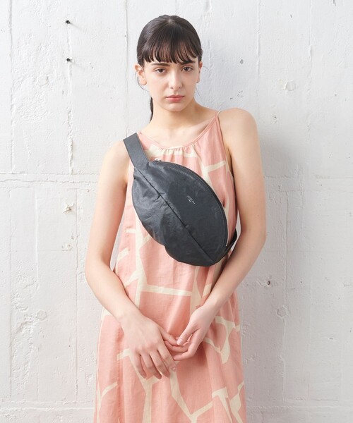 JOSEPH STUDIO（ジョゼフストゥディオ）の「ペーパーレザー　ボディバッグ（ボディバッグ/ウエストポーチ・レディース・ブラック系・F）」の14枚目の写真