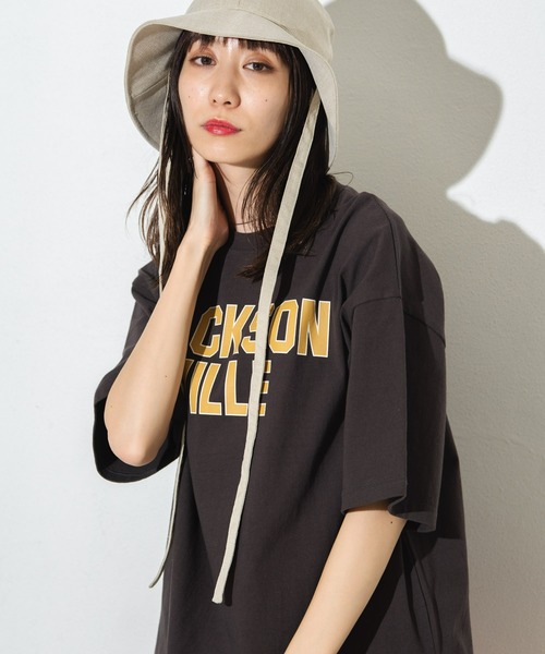 Auntie Rosa Holiday（アンティローザホリデー）の「ビッグカレッジロゴプリントTシャツ（Tシャツ/カットソー・レディース・アイボリー/チャコールグレー/オフホワイト・FREE）」の3枚目の写真