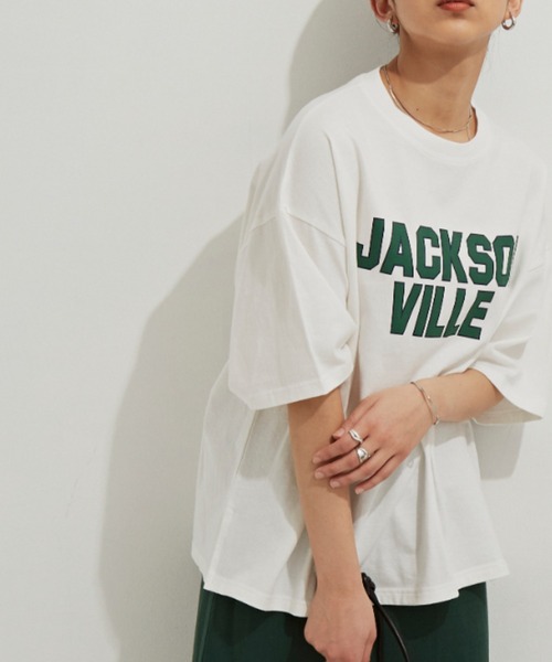 Auntie Rosa Holiday（アンティローザホリデー）の「ビッグカレッジロゴプリントTシャツ（Tシャツ/カットソー・レディース・アイボリー/チャコールグレー/オフホワイト・FREE）」の5枚目の写真