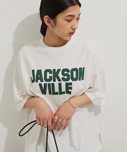 Auntie Rosa Holiday（アンティローザホリデー）の「ビッグカレッジロゴプリントTシャツ（Tシャツ/カットソー・レディース・アイボリー/チャコールグレー/オフホワイト・FREE）」の4枚目の写真