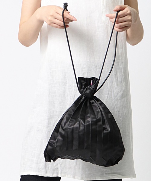 salle de bal（サルデバル）の「プリーツドローバッグ PLEATS BAG  巾着エコバッグ（ショルダーバッグ・レディース・ブラック/ベージュ/ブラウン/ピンク/ブルー/グリーン・FREE）」の2枚目の写真