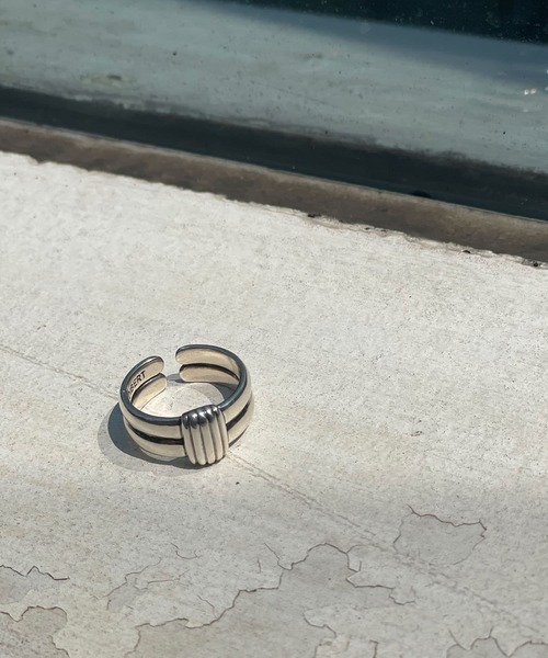 PHILIPPE AUDIBERT（フィリップ オーディベール）の「WEB限定/PHILIPPE AUDIBERT/フィリップオーディベール　ラインデザインリング（リング・レディース・シルバー・FREE）」の5枚目の写真