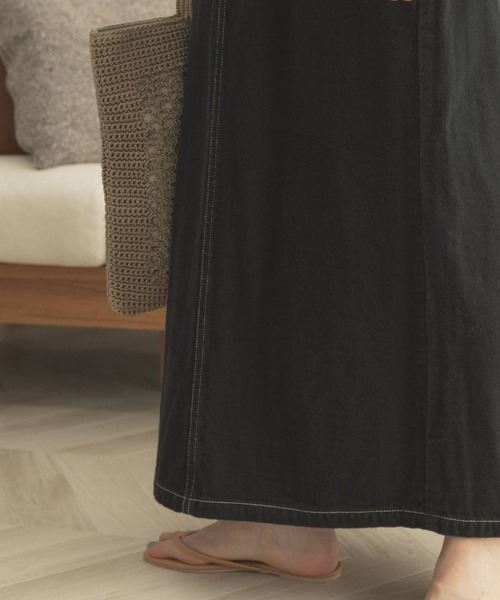 FORK&SPOON(フォークアンドスプーン)の「FORK&SPOON 接結デニムロングスカート(スカート・レディース・ブラック/ブルー・2/1)」の4枚目の写真