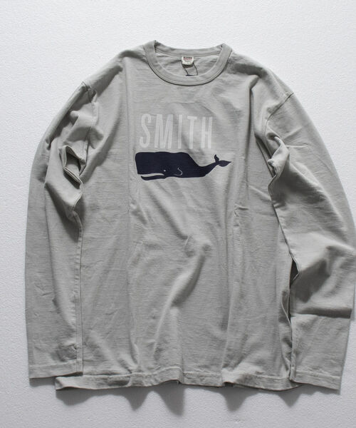 BARNS OUTFITTERS（バーンズアウトフィッターズ）の「【BARNS OUTFITTERS/バーンズアウトフィッターズ】別注 プリント ロングスリーブTシャツ ロンT（Tシャツ/カットソー・メンズ・ライトグレー/ホワイト・L/S/M）」の2枚目の写真