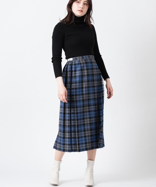 O'NEIL of DUBLIN（オニールオブダブリン）の「O'Neil of Dublin 別注クラシックモデル ウーステッドウール 100% キルトスカート ロング 81cm（スカート・レディース・ネイビー/ダークブルー/シルバーグレー/ブルーグレー/オレンジ/ライトグレー/マスタード/オリーブ/グリーン/ライトブルー/ダークグリーン/グレー系その他/ブラック×ブルー/ブルー/ライトカーキ/ブラウン/グリーン系その他/ダークオレンジ/グレー/バーガンディー/レッド/ダークブラウン/ブルーグリーン/ライトグリーン・8/10/12/14）」の6枚目の写真