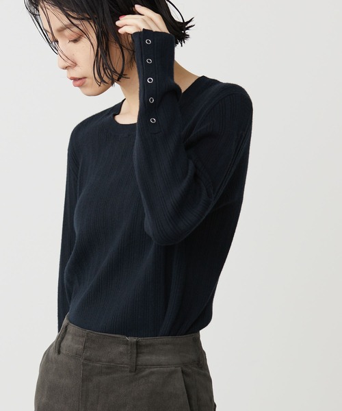 AMERICAN HOLIC（アメリカンホリック）の「袖ボタンランダムリブニットプルオーバー（ニット/セーター・レディース・レッド/グレイッシュベージュ/ネイビー・M/L）」の3枚目の写真