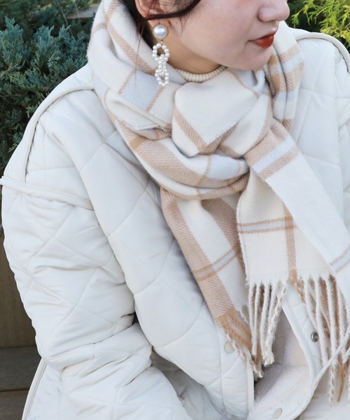 HONEYSUCKLE ROSE（ハニーサックルローズ）の「【HONEYSUCKLE ROSE】オリジナルチェック柄マフラー（マフラー・レディース・ベージュ/ネイビー/オフホワイト・ONE SIZE）」の2枚目の写真
