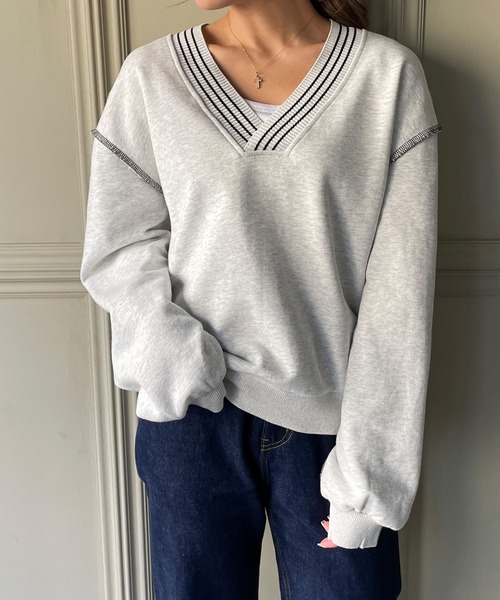 JUNOAH(ジュノア)の「リブラインVネックトレーナー(スウェット・レディース・ブラック/ブルー/アイボリー/ミント/ホワイト系その他・MEDIUM/LARGE)」の2枚目の写真