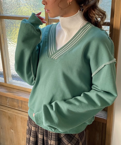 JUNOAH(ジュノア)の「リブラインVネックトレーナー(スウェット・レディース・ブラック/ブルー/アイボリー/ミント/ホワイト系その他・MEDIUM/LARGE)」の4枚目の写真