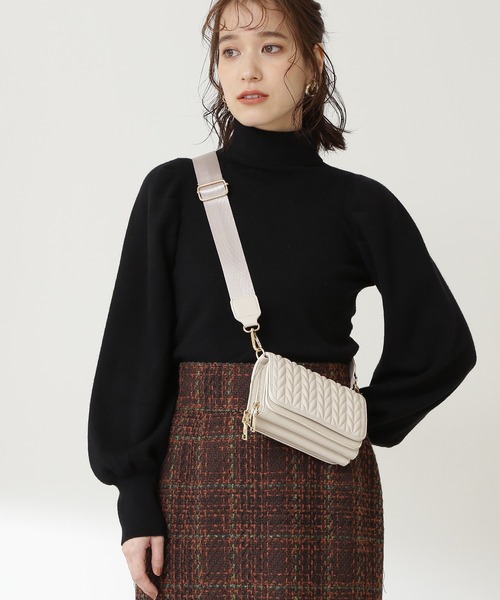 N.（N. Natural Beauty Basic）（エヌエヌナチュラルビューティーベーシック）の「◆パワーショルダータートルネックニット（ニット/セーター・レディース・オフホワイト/ブラック/グリーン・MEDIUM）」の2枚目の写真