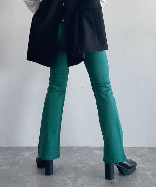 PAGEBOY(ページボーイ)の「フレアフィットジーンズ(デニムパンツ・レディース・ピンク/イエロー/ブラック/インディゴブルー/グリーン系その他6/コーラルピンク/グリーン系その他・25inch/24inch/26inch/27inch)」の5枚目の写真