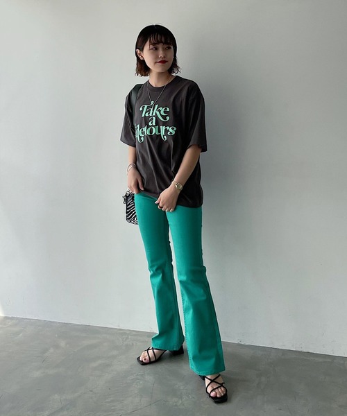 PAGEBOY(ページボーイ)の「フレアフィットジーンズ(デニムパンツ・レディース・ピンク/イエロー/ブラック/インディゴブルー/グリーン系その他6/コーラルピンク/グリーン系その他・25inch/24inch/26inch/27inch)」の12枚目の写真