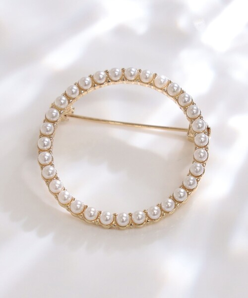 B:MING by BEAMS（ビーミングバイビームス）の「【セレモニー・フォーマル】パール サークル ブローチ（ブローチ/コサージュ・レディース・ホワイト/ゴールド・ONE SIZE）」の4枚目の写真