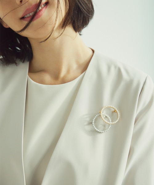 B:MING by BEAMS（ビーミングバイビームス）の「【セレモニー・フォーマル】パール サークル ブローチ（ブローチ/コサージュ・レディース・ホワイト/ゴールド・ONE SIZE）」の2枚目の写真