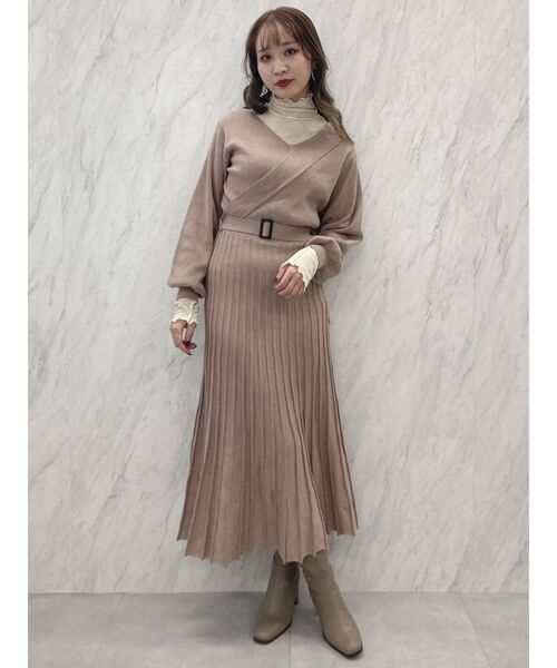 dazzlin(ダズリン)の「プリーツカシュクールロンスリワンピース(ワンピース・レディース・ブラック/ベージュ/パープル/ブラウン・FREE)」の16枚目の写真