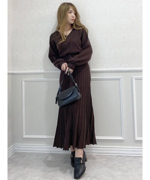 dazzlin(ダズリン)の「プリーツカシュクールロンスリワンピース(ワンピース・レディース・ブラック/ベージュ/パープル/ブラウン・FREE)」の13枚目の写真