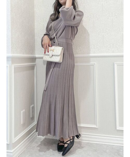 dazzlin(ダズリン)の「プリーツカシュクールロンスリワンピース(ワンピース・レディース・ブラック/ベージュ/パープル/ブラウン・FREE)」の4枚目の写真