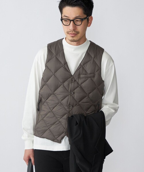 TAION(タイオン)の「*【SHIPS別注】TAION: <手洗い可能> COPYRIGHT ロゴ パッカブル インナー ダウン ジレ (ベスト)(ダウンベスト・メンズ・ブラック/チャコールグレー/ブラウン・SMALL/MEDIUM/LARGE/X-LARGE)」の1枚目の写真