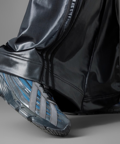 adidas（アディダス）の「BLUE VERSION チリ 62 ワイドレッグ