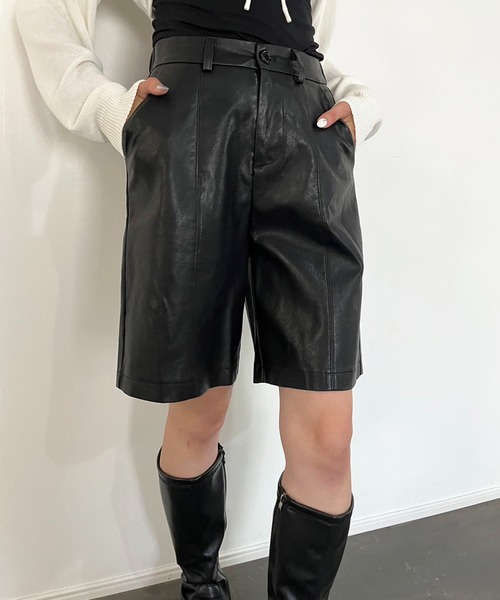 Jewelobe（ジュエローブ）の「センターステッチシンセティックレザーハーフパンツ（その他パンツ・レディース・グレー/ブラック・FREE）」の2枚目の写真