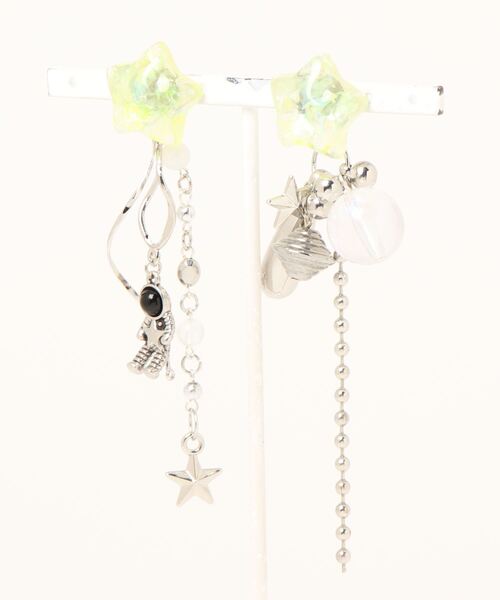 tone(トーン)の「【KKSHOP】星と宇宙飛行士ピアス(MA)(ピアス(両耳用)・レディース・イエロー/グリーン・FREE)」の1枚目の写真