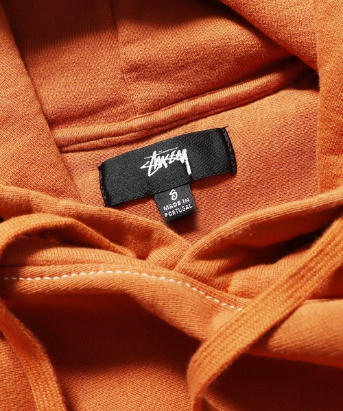 STUSSY(ステューシー)の「STUSSY/ステューシー CONTRAST STITCH LABEL HOOD フーディー(パーカー・メンズ・レンガ・S/L/XL/M)」の2枚目の写真