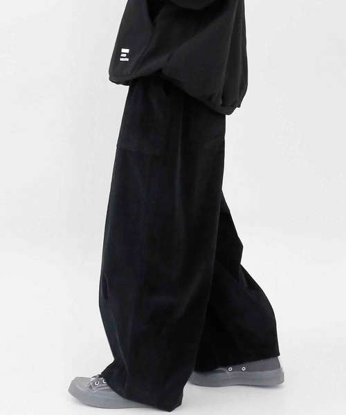 minsobi（ミンソビ）の「コーデュロイ ワイドイージーパンツ（チノパンツ・メンズ・ブラック/クリーム・FREE）」の8枚目の写真