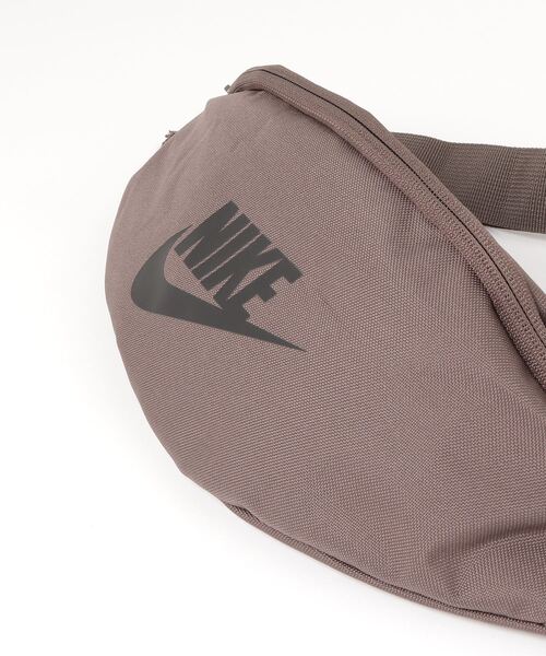 NIKE(ナイキ)の「NIKE/ナイキ ウエストポーチ ナイキ ヘリテージ ウエストパック DB0490-004(ボディバッグ/ウエストポーチ・メンズ・ダークブラウン・FREE)」の3枚目の写真