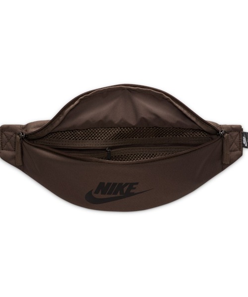 NIKE(ナイキ)の「NIKE/ナイキ ウエストポーチ ナイキ ヘリテージ ウエストパック DB0490-004(ボディバッグ/ウエストポーチ・メンズ・ダークブラウン・FREE)」の2枚目の写真
