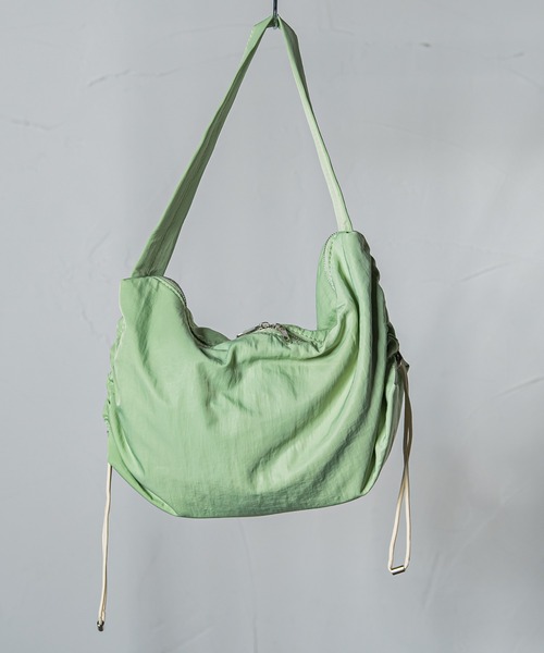 VICKY(ビッキー)の「【アクティブなお出かけに】防水防汚ラウンドシャーリングショルダーバッグ(バックパック/リュック・レディース・グリーン/ブラック/イエロー/ベージュ・FREE)」の4枚目の写真