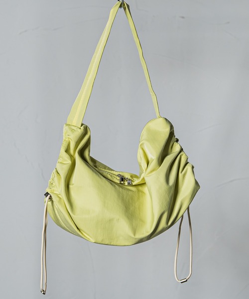 VICKY(ビッキー)の「【アクティブなお出かけに】防水防汚ラウンドシャーリングショルダーバッグ(バックパック/リュック・レディース・グリーン/ブラック/イエロー/ベージュ・FREE)」の7枚目の写真