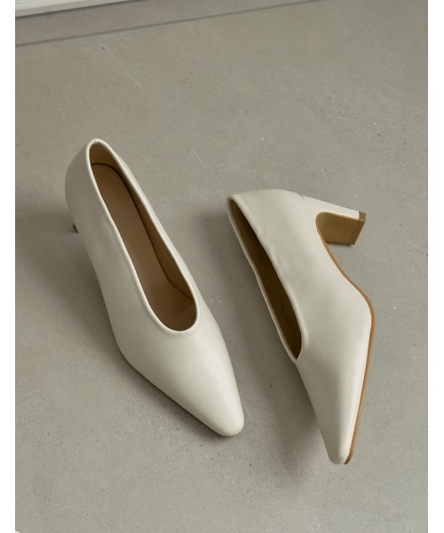 Re:EDIT（リエディ）の「Uカットポインテッドトゥデザインパンプス（パンプス・レディース・シルバー/オフホワイト/ブラック・MEDIUM/LARGE/SMALL）」の2枚目の写真