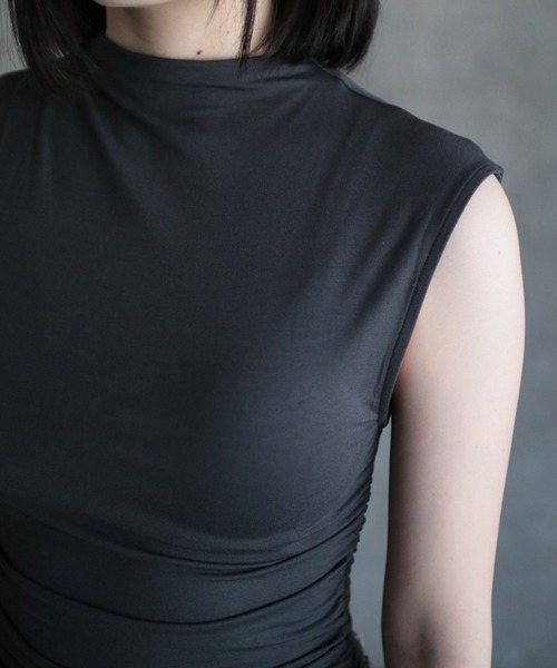 gina tricot（ジーナトリコ）の「Soft touch funnel neck top（Tシャツ/カットソー・レディース・ブラック/ダークグレー・S/M）」の3枚目の写真